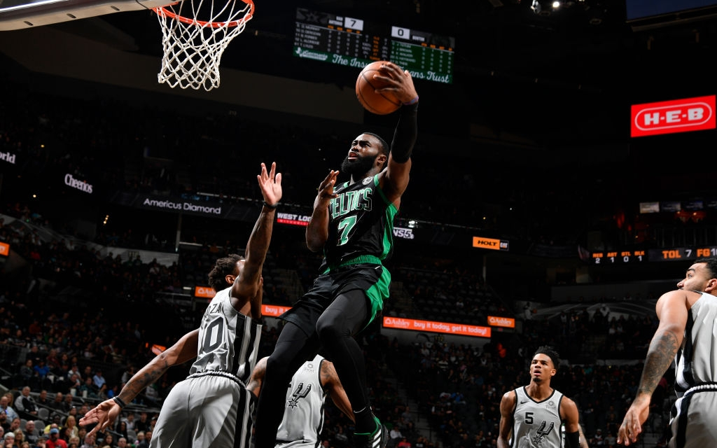 NBA 19-20: Kemba Walker và Jaylen Brown thay phiên lập công, Boston Celtics nối dài mạch thắng lên con số 7