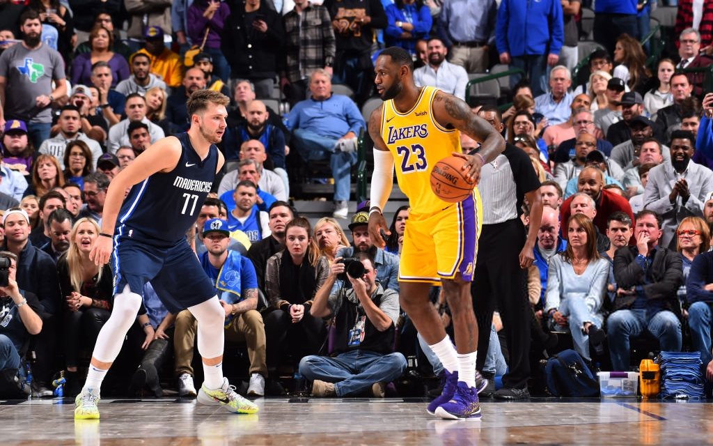 NBA 19-20: Cú Triple-double của Luka Doncic bị lu mờ bởi LeBron James, Dallas Mavericks cay đắng thua Los Angeles Lakers trên sân nhà