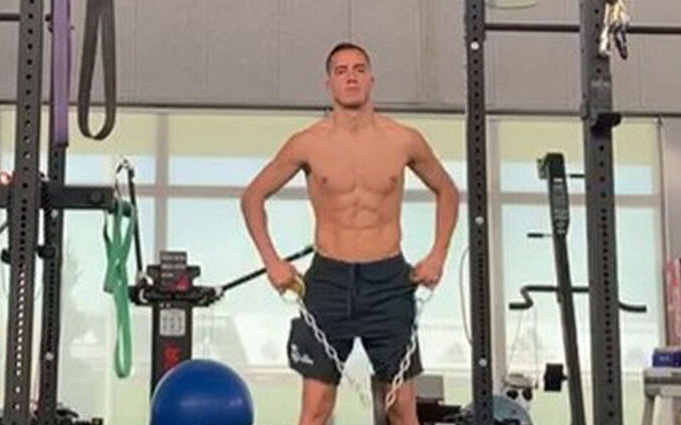 Cầu thủ Real Madrid để tạ rơi gãy ngón chân khi đang tập gym