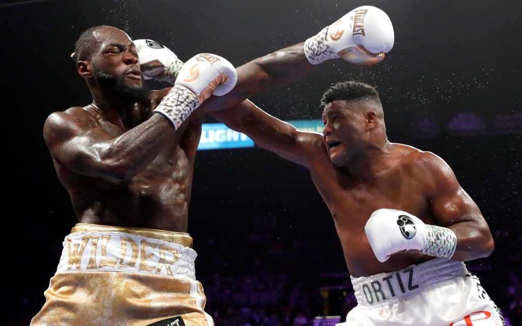 Hạ đo ván Luis Ortiz bằng cú đòn trời giáng, Deontay Wilder bảo vệ thành công đai vô địch hạng nặng