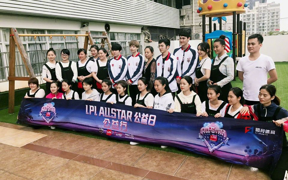 Các tuyển thủ All-Star LPL tham gia hoạt động công ích tại trường học ở Trung Quốc