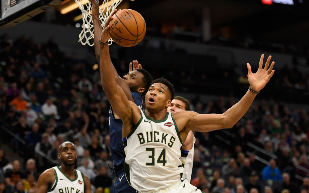 NBA 19-20: Bứt phá mạnh mẽ ở hiệp 3, Milwaukee Bucks nhấn chìm Minnesota Timberwolves bằng tỉ số cách biệt