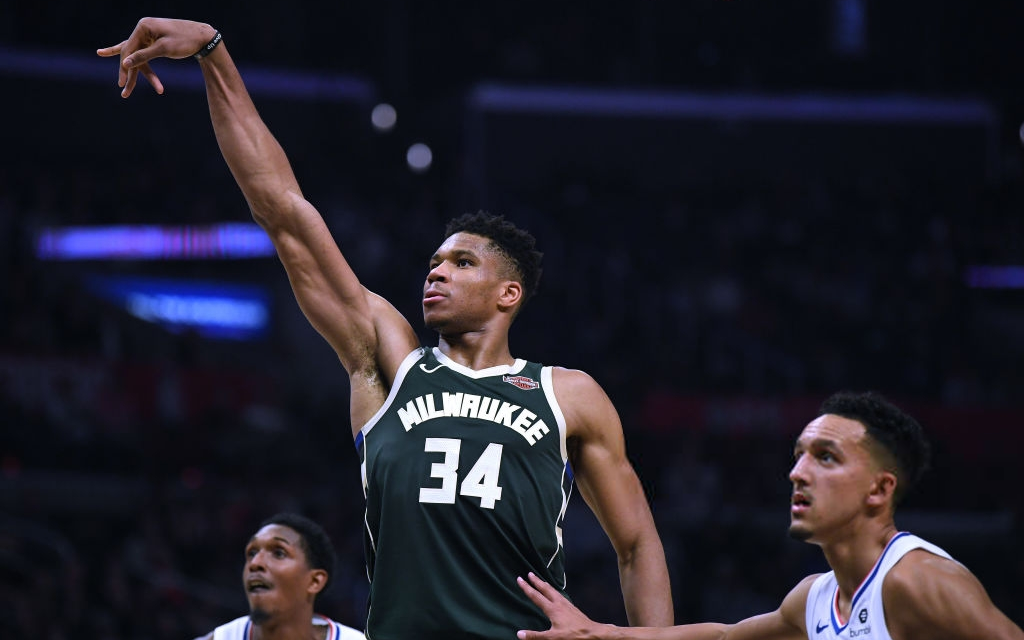 NBA 19-20: Giannis Antetokounmpo tỏa sáng, giúp Milwaukee Bucks nhọc nhằn vượt qua Los Angeles Clippers trong ngày thiếu vắng những ngôi sao