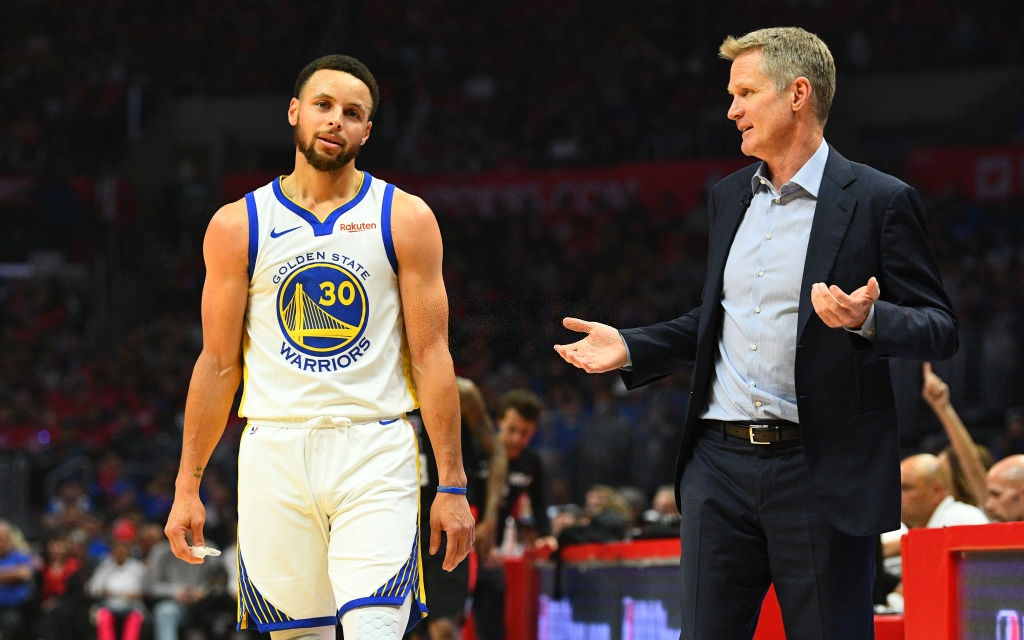 Trước những thông tin trái chiều về chấn thương của Stephen Curry, HLV Steve Kerr lên tiếng trấn an NHM