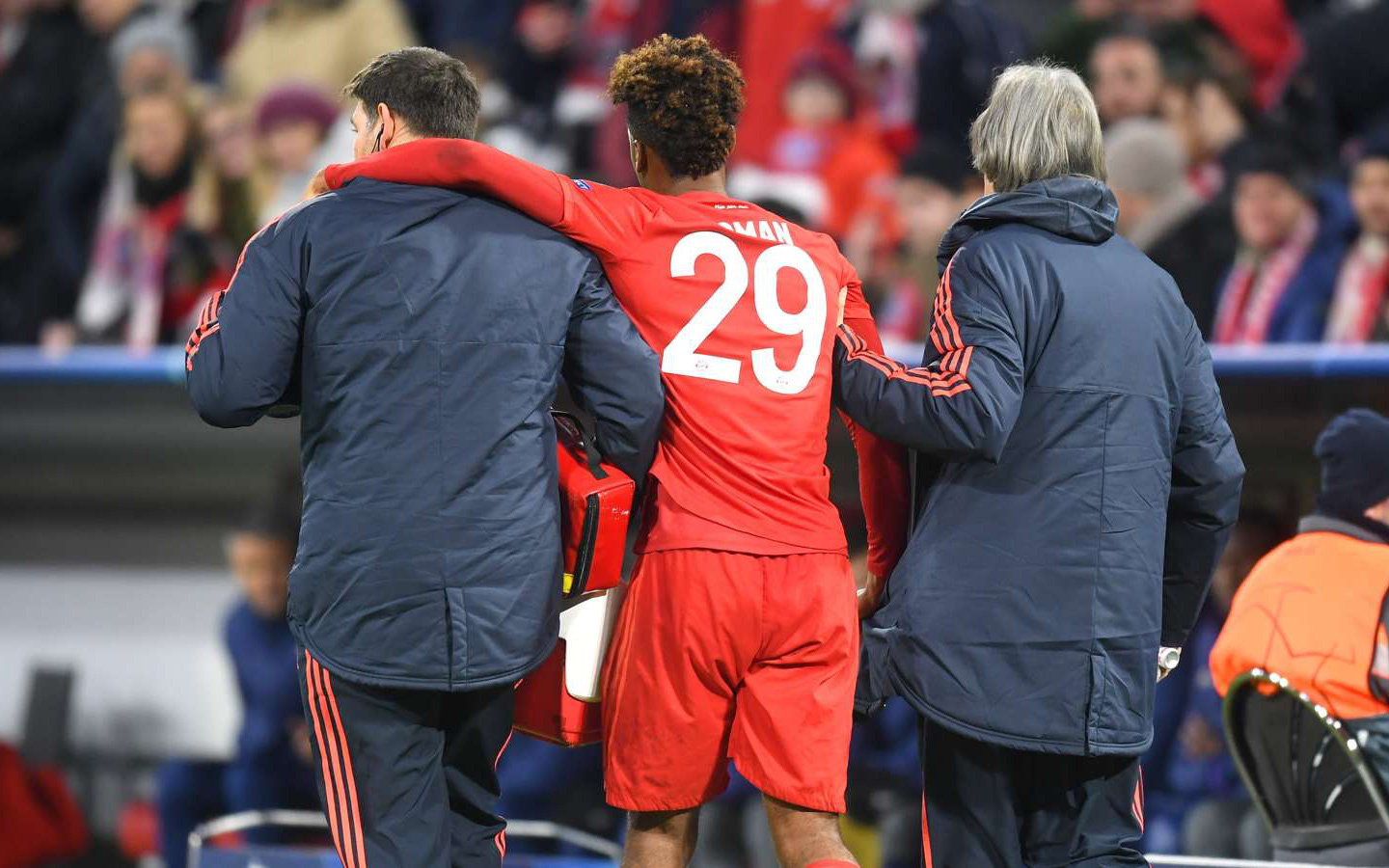 Chấn thương kinh hoàng của Kingsley Coman vì pha tiếp đất lỗi trong trận đấu giữa Bayern Munich và Tottenham Hotspur