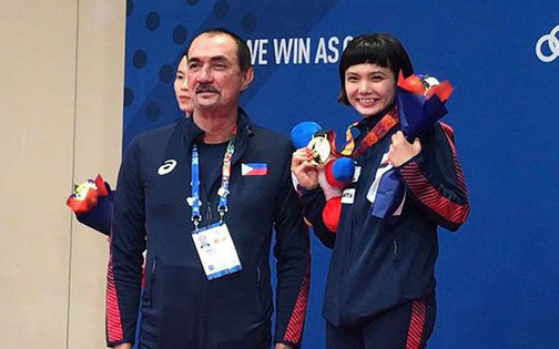 Giành vàng SEA Games nhưng nữ võ sĩ karatedo Philippines giàn giụa nước mắt tố HLV trưởng không thèm quan tâm