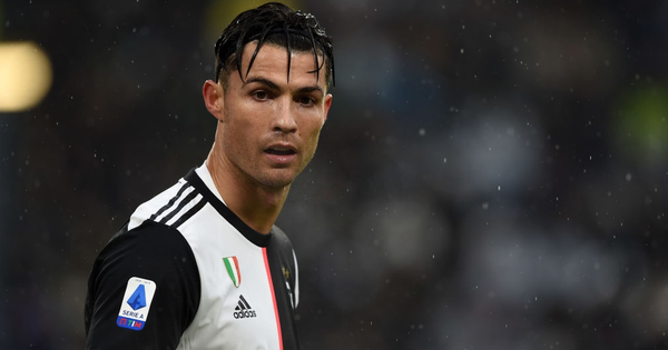 Phát quỳ với khoảnh khắc Cristiano Ronaldo chặn đứng cú sút của đồng đội, khiến đội nhà Juventus bị cầm hòa và mất ngôi đầu bảng