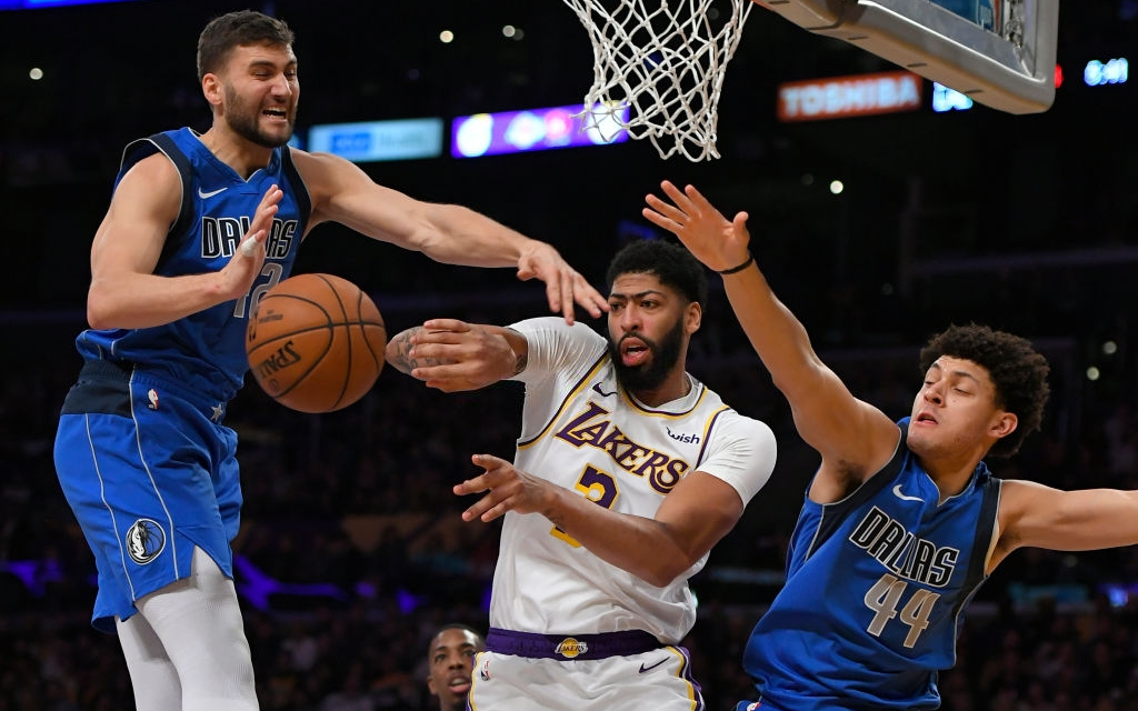 Bị bóp nghẹt ở mặt trận tấn công, Dallas Mavericks thất bại trước Los Angeles Lakers với số điểm ghi được thấp nhất kể từ đầu mùa giải