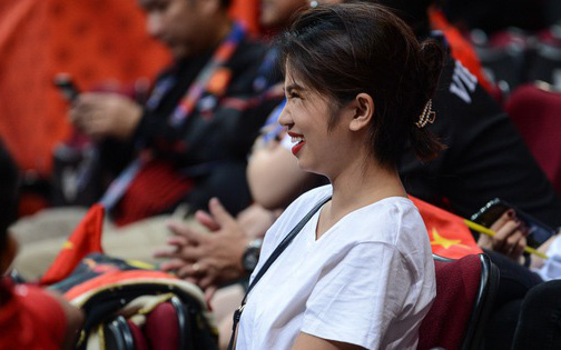 Fan nữ có tâm nhất quả đất của đội tuyển bóng rổ Việt Nam: Bay một mình hơn nghìn cây số chỉ để khuyên cầu thủ... cắt tóc cạo râu