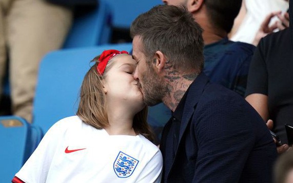 Mặc kệ dư luận "ném đá", David Beckham lại hôn môi con gái Harper khi ngồi xem đội tuyển nữ Anh đá World Cup