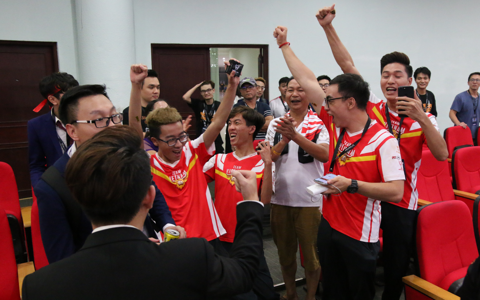 Vô địch AWC 2019, Team Flash chưa đủ điều kiện đại diện cho Liên Quân Mobile Việt Nam tham dự SEA Games 2019