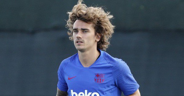 Trai đẹp Griezmann ăn no "hành" đến nỗi ngã lăn ra sân trong buổi tập đầu tiên với Barcelona