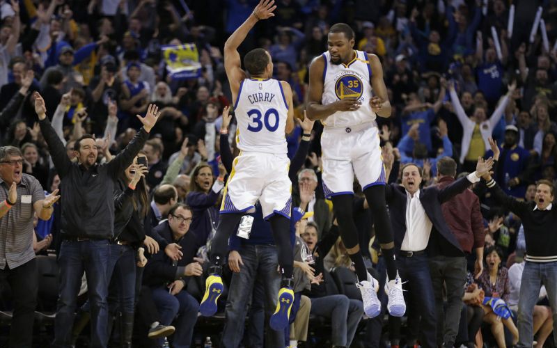 Sau tất cả, tình anh em giữa Stephen Curry và Kevin Durant vẫn chắc chắn bền lâu