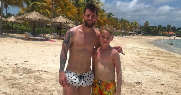 Tìm ra fan nhí may mắn nhất thế giới: Ra biển bỗng bắt gặp Messi và được chơi bóng cùng thần tượng