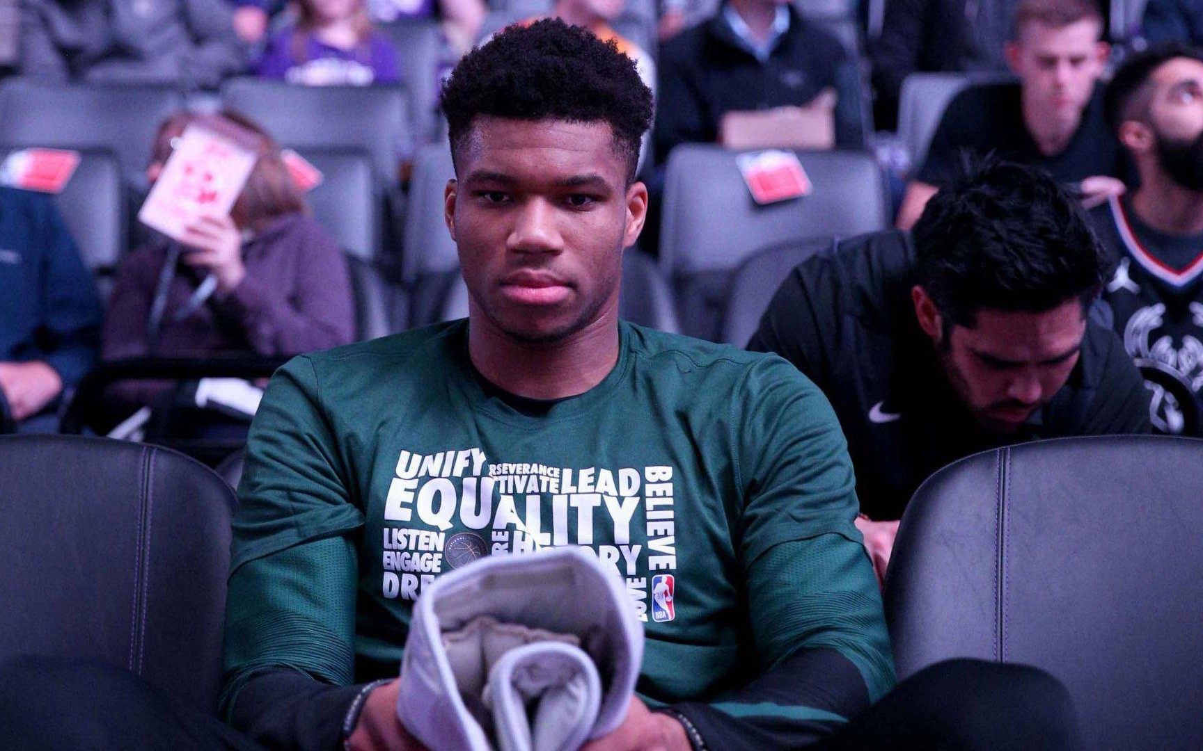 “Á thần” Giannis Antetokounmpo quyền uy tại NBA, vẫn chỉ là con người bình thường trong PUBG