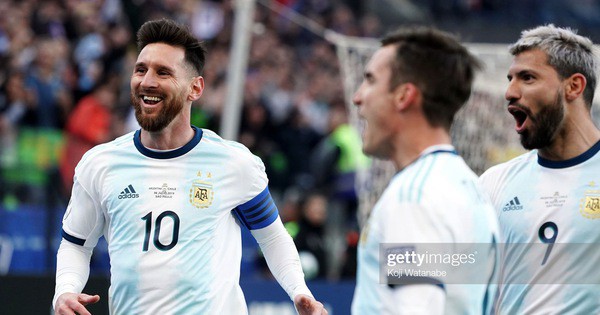 Messi trao "bùa may mắn" cho đàn em và ngay lập tức điều tốt lành xảy ra