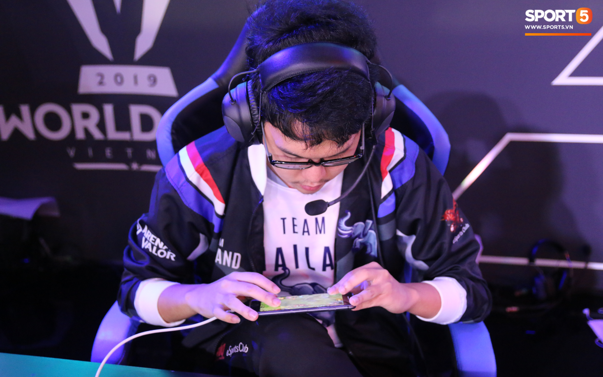 Phì cười với tư thế ngồi 'gánh team' của người chơi đường đơn tuyển Thái Lan Wildcard