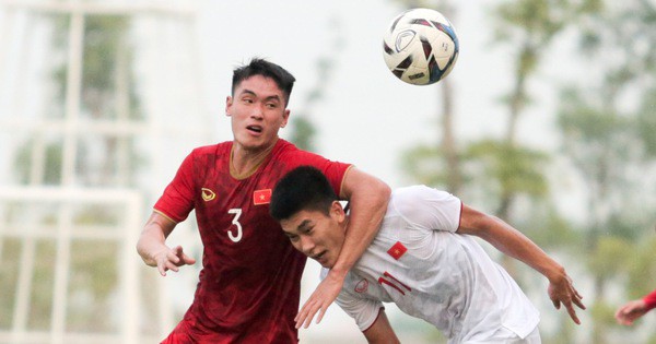 Trung vệ U22 Việt Nam "kẹp cổ" đàn em ở trận đấu tập chuẩn bị cho SEA Games 30