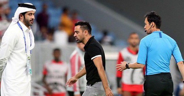 "Cạ cứng" một thời của Messi cực gắt khi làm HLV : Nổi cáu, phát điên đến mức đá bay giày vì trọng tài "thiên vị" đối thủ