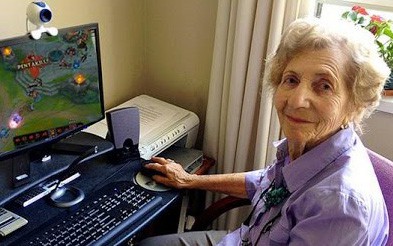 Game thủ hướng dẫn... bà ngoại tập chơi LMHT và phải nhận cái kết không thể tồi tệ hơn