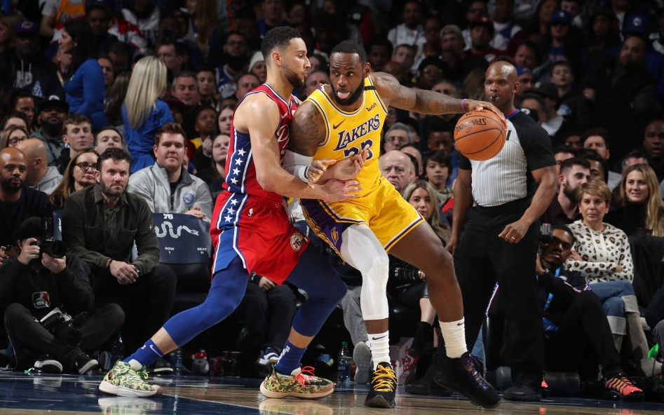 Los Angeles Lakers thất thủ trước Philadelphia 76ers trong ngày LeBron James vượt qua Kobe Bryant trên BXH ghi điểm tại NBA