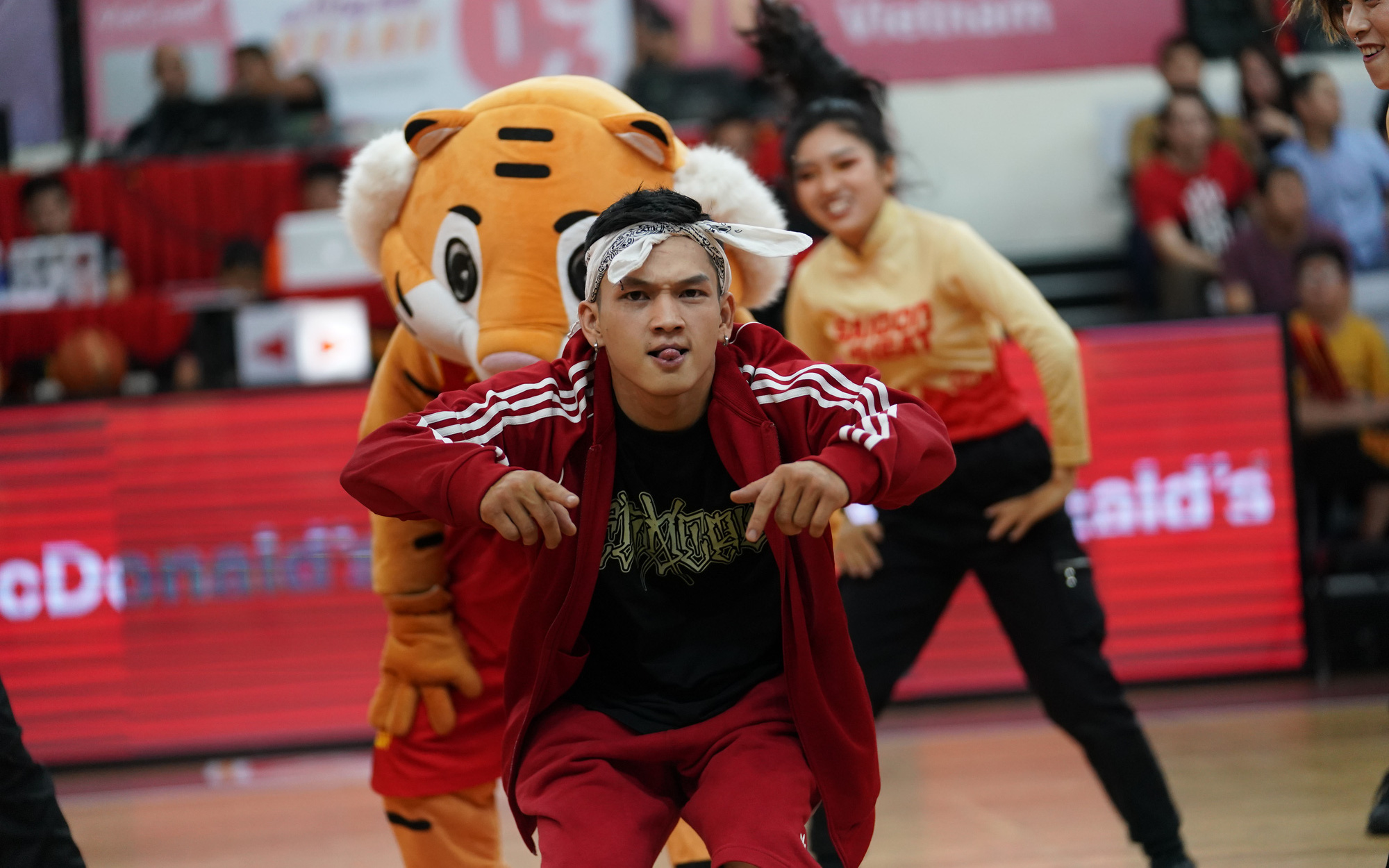 Chàng trai BBoy đoạt huy chương bạc SEA Games 30 khuấy động các khán đài sân CIS trong ngày ra quân của Saigon Heat