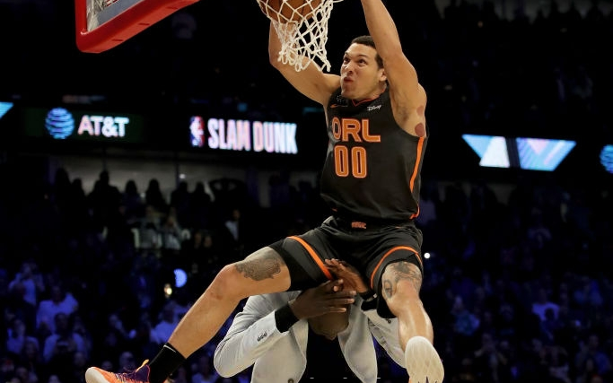 Úp rổ trên đầu cầu thủ cao nhất NBA, Aaron Gordon vẫn không thể phá dớp “Kẻ về nhì vĩ đại” tại Slam Dunk Contest 2020