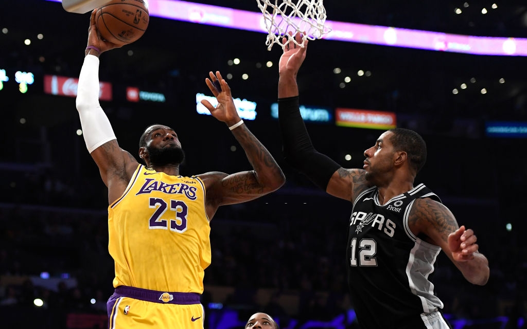 LeBron James tỏa sáng trong ngày nhận danh hiệu "Cầu thủ xuất sắc nhất tháng 1", giúp Los Angeles Lakers "đè bẹp" San Antonio Spurs