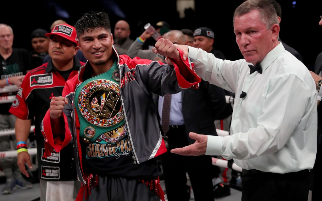 Bất chấp hạn chế về thể hình, nhà vô địch thế giới ở 4 hạng cân Mikey Garcia vẫn hạ đối thủ sừng sỏ Jessie Vargas