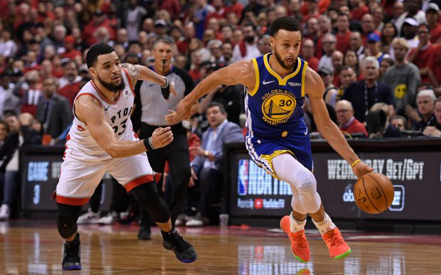 Stephen Curry trở lại sau chấn thương, tái hiện trận chung kết NBA một năm về trước