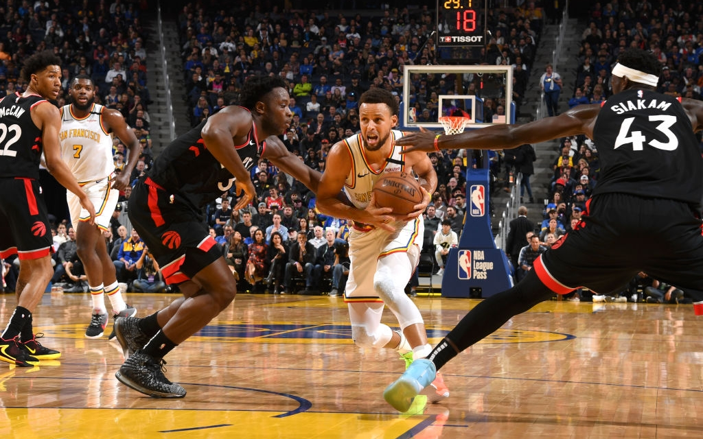 Stephen Curry tỏa sáng trong ngày trở lại vẫn không thể giúp Golden State Warriors đánh bại Toronto Raptors