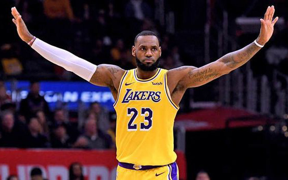 Los Angeles Lakers chính thức trở lại vòng đấu Playoffs trong ngày LeBron James xô đẩy kỷ lục giải đấu