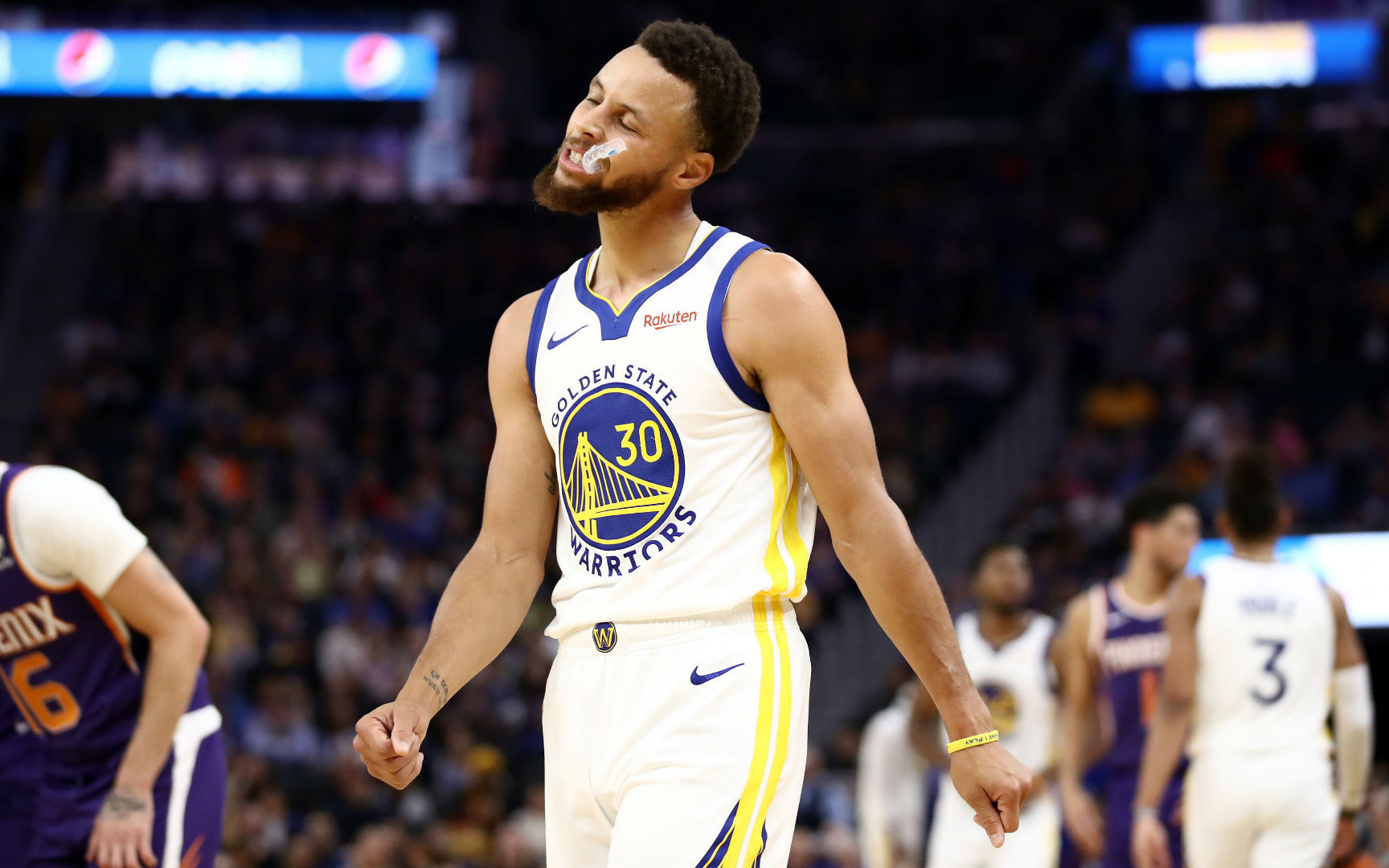 Vừa trở lại thi đấu, Stephen Curry khiến người hâm mộ thót tim trước thông tin dính cúm