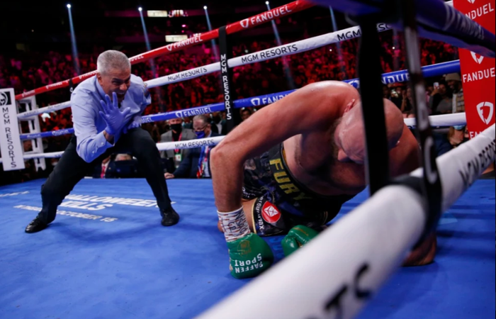 Tranh cãi: Trọng tài đếm chậm giúp Tyson Fury thoát khỏi trận thua TKO trước Deontay Wilder? - Ảnh 3.