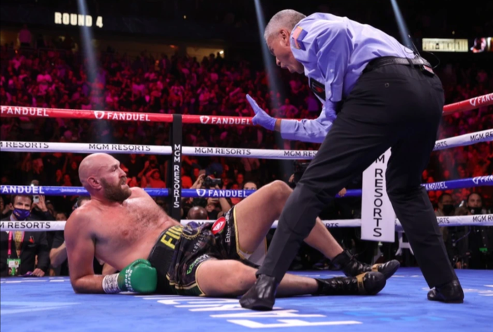 Tranh cãi: Trọng tài đếm chậm giúp Tyson Fury thoát khỏi trận thua TKO trước Deontay Wilder? - Ảnh 2.