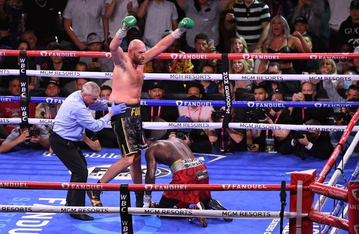 Tyson Fury hạ knock-out Deontay Wilder trong trận đại chiến có 5 tình huống đánh ngã - Ảnh 2.