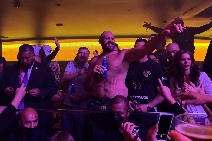 Tyson Fury quẩy tưng bừng tới 3h sáng sau chiến thắng trước Deontay Wilder: Nghìn năm sau họ vẫn nhắc về trận đấu này - Ảnh 2.