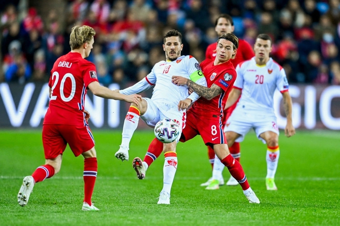 Jovetic (10 - áo trắng) sở hữu cơ hội tốt nhất của Montenegro trong hiệp 1