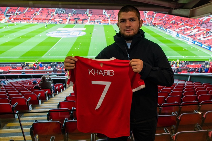 Khabib đến sân xem Man United thi đấu, dọa kẹp cổ bất kỳ ai tranh xin áo đấu của Ronaldo - Ảnh 1.