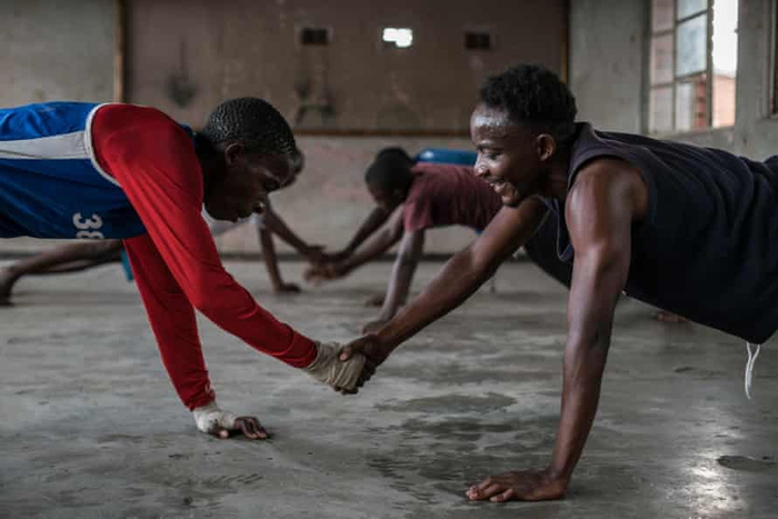 "Tôi không muốn đám trẻ lạc lối": Nhà vô địch boxing và nỗ lực giúp những cậu nhóc tại Zimbabwe đổi đời - Ảnh 2.