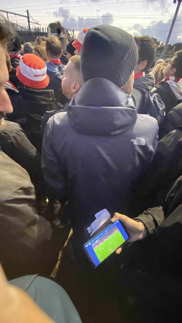 Đến cổ vũ muộn giờ thi đấu, fan Union Berlin bị cảnh sát sân Feyenoord thả chó nghiệp vụ cắn nhập viện - Ảnh 3.