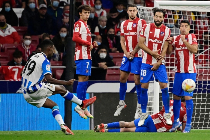 Suarez hóa người hùng giúp Atletico Madrid hòa hú vía Real Sociedad - Ảnh 5.