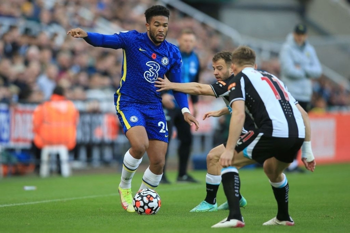 Chelsea gặp rất nhiều khó khăn trước hàng thủ của Newcastle trong hiệp một