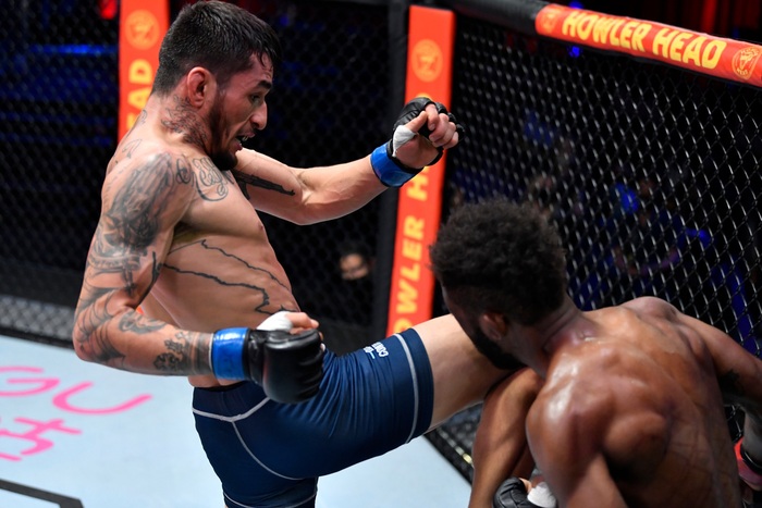 DWCS: 4 cái tên có hợp đồng từ UFC trong ngày xuất hiện chiến thắng bằng khóa siết chỉ sau 39 giây - Ảnh 2.