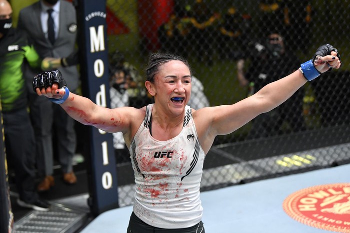 Thấy gì sau khi UFC gửi những thông điệp khác nhau tới Max Holloway và Carla Esparza? - Ảnh 1.