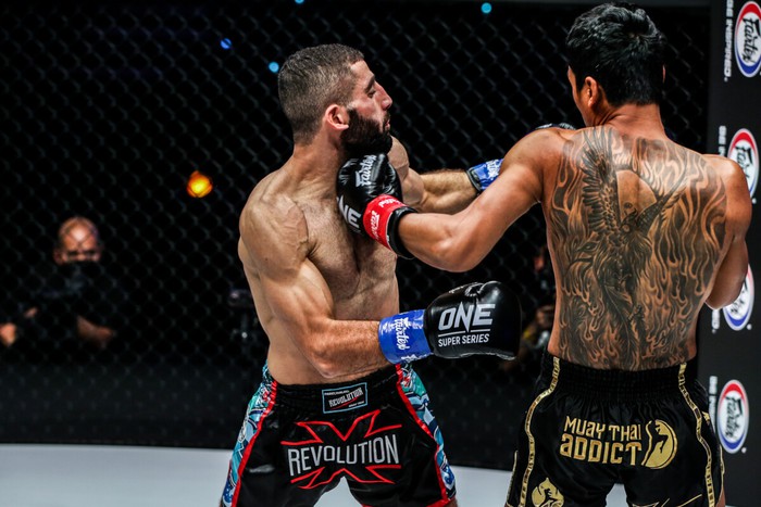 Nhà vô địch Muay thế giới Jo Nattawut tung cú đòn uy lực, hạ đo ván đối thủ tại ONE Championship - Ảnh 2.