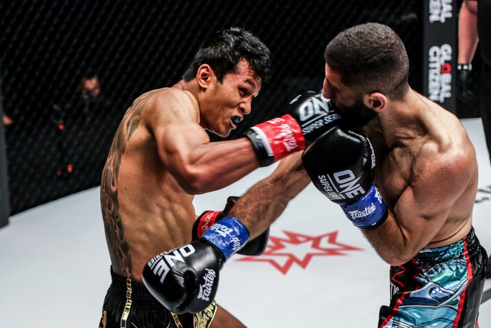 Nhà vô địch Muay thế giới Jo Nattawut tung cú đòn uy lực, hạ đo ván đối thủ tại ONE Championship - Ảnh 3.