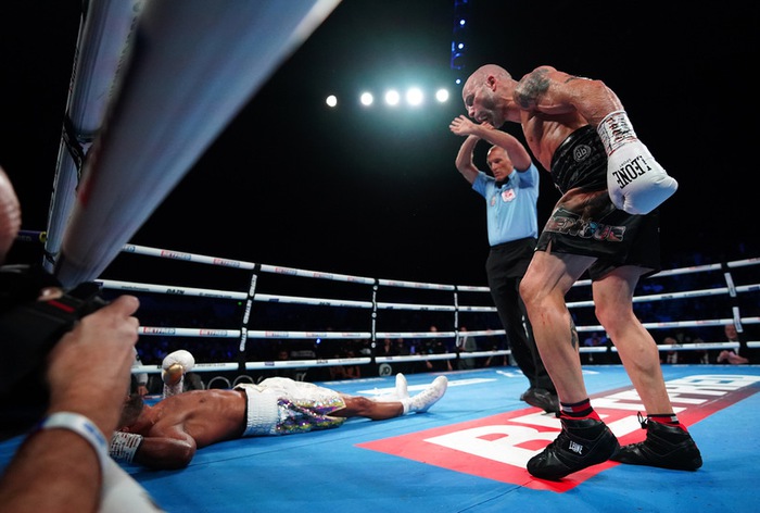 Kiko Martinez gây sốc với chiến thắng bằng knock-out trước Kid Galahad, giành về đai IBF thế giới - Ảnh 4.