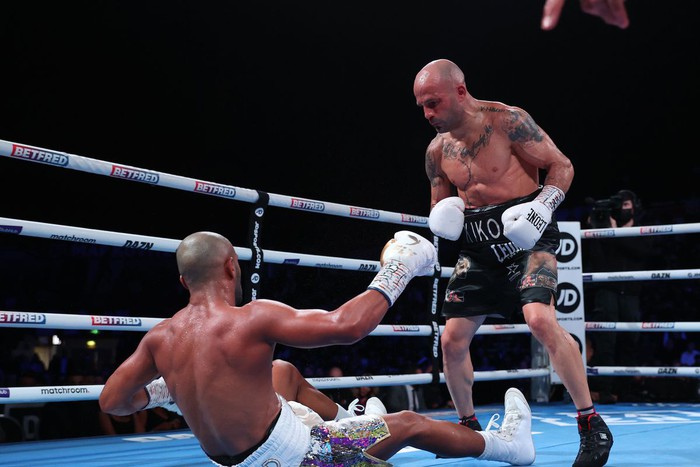 Kiko Martinez gây sốc với chiến thắng bằng knock-out trước Kid Galahad, giành về đai IBF thế giới - Ảnh 3.