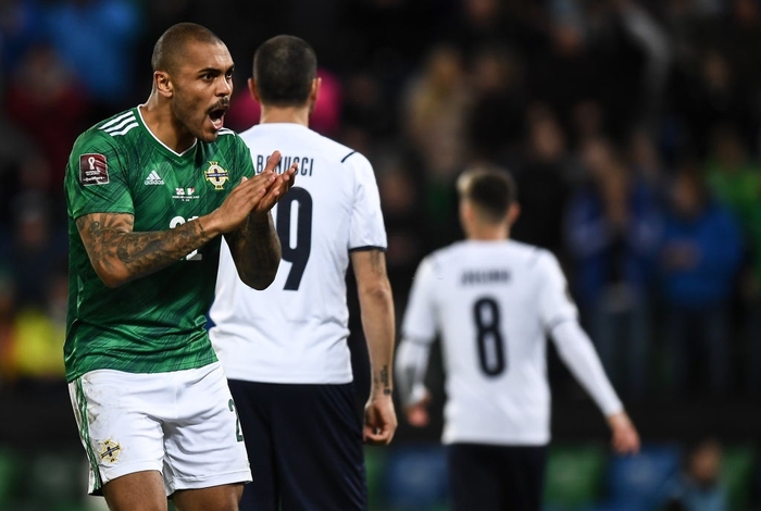 Magennis suýt ghi bàn cho Bắc Ireland trước Italia